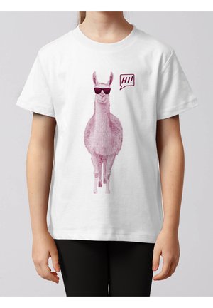 Kind draagt wit T-shirt met een roze lama met zonnebril en een tekstballon met de tekst "HI!" gecentreerd op de voorkant.