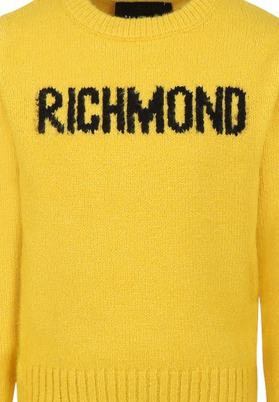 Maglione giallo realizzato in materiale morbido, con un collo e polsini a coste. La parola "RICHMOND" è ben visibile in lettere nere in grassetto.