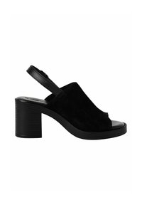 Czarne zamszowe buty typu slingback z odkrytymi palcami, z grubym obcasem i gładką czarną podeszwą. Posiadają pasek z klamrą dla pewnego dopasowania.