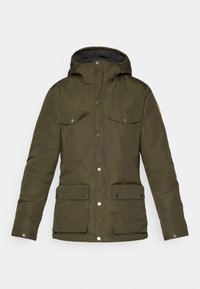 Giacca verde oliva con cappuccio, dotata di due tasche sul petto, due tasche inferiori e chiusure a bottoni a pressione. Fodera morbida e texturizzata visibile.