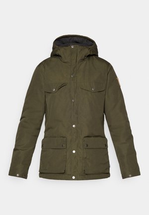 Olijfgroene jas met capuchon, voorzien van twee borstzakken, twee onderzakken en drukknoopsluitingen. Zachte, gestructureerde voering zichtbaar.