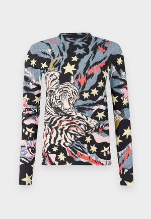 Camiseta de manga larga con un diseño gráfico audaz que incluye un tigre, estrellas y patrones abstractos en colores vibrantes sobre un fondo negro.