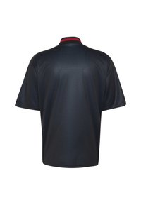 Černý sportovní dres s krátkým rukávem s jemným texturovaným vzorem a límcem s červenými pruhy, zobrazený zezadu na bílém pozadí.
