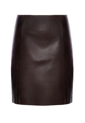 Bruine leren minirok met een gladde textuur, aansluitend ontwerp en strakke lijnen; met minimale stikseldetails op de naden.