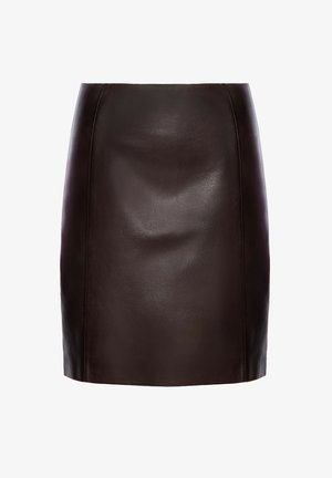 Bruine leren minirok met een gladde textuur, aansluitend ontwerp en strakke lijnen; met minimale stikseldetails op de naden.
