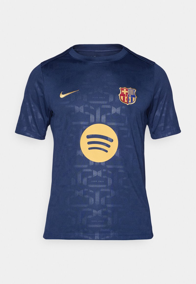Jersey de manga corta en color navy, confeccionada con un tejido ligero, que presenta un logo dorado de Spotify y el escudo del FC Barcelona con un patrón texturizado.