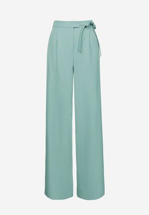 Hellgrüne, weite Hosen mit hoher Taille, ausgestattet mit einem Stoffgürtel, Falten und einer glatten Textur.