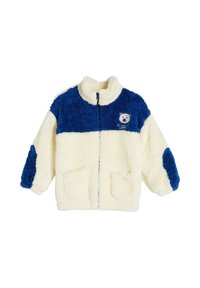 Chaqueta de forro polar con bloques de color crema y azul, cuello alto, cierre de cremallera, dos bolsillos frontales y un logo de oso impreso en el pecho.