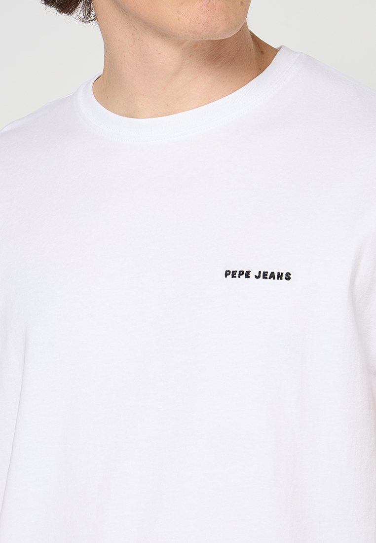 Biała bawełniana koszulka z okrągłym dekoltem i krótkimi rękawami, z małym czarnym logo "PEPE JEANS" na lewej piersi. Miękka tekstura, standardowy krój.