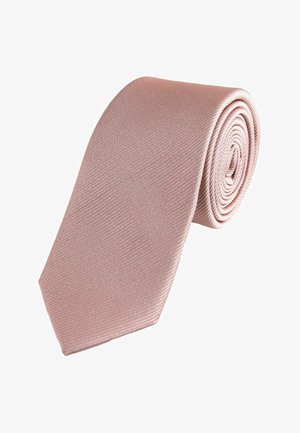 Cravate rose clair texturée soigneusement roulée sur un fond blanc.