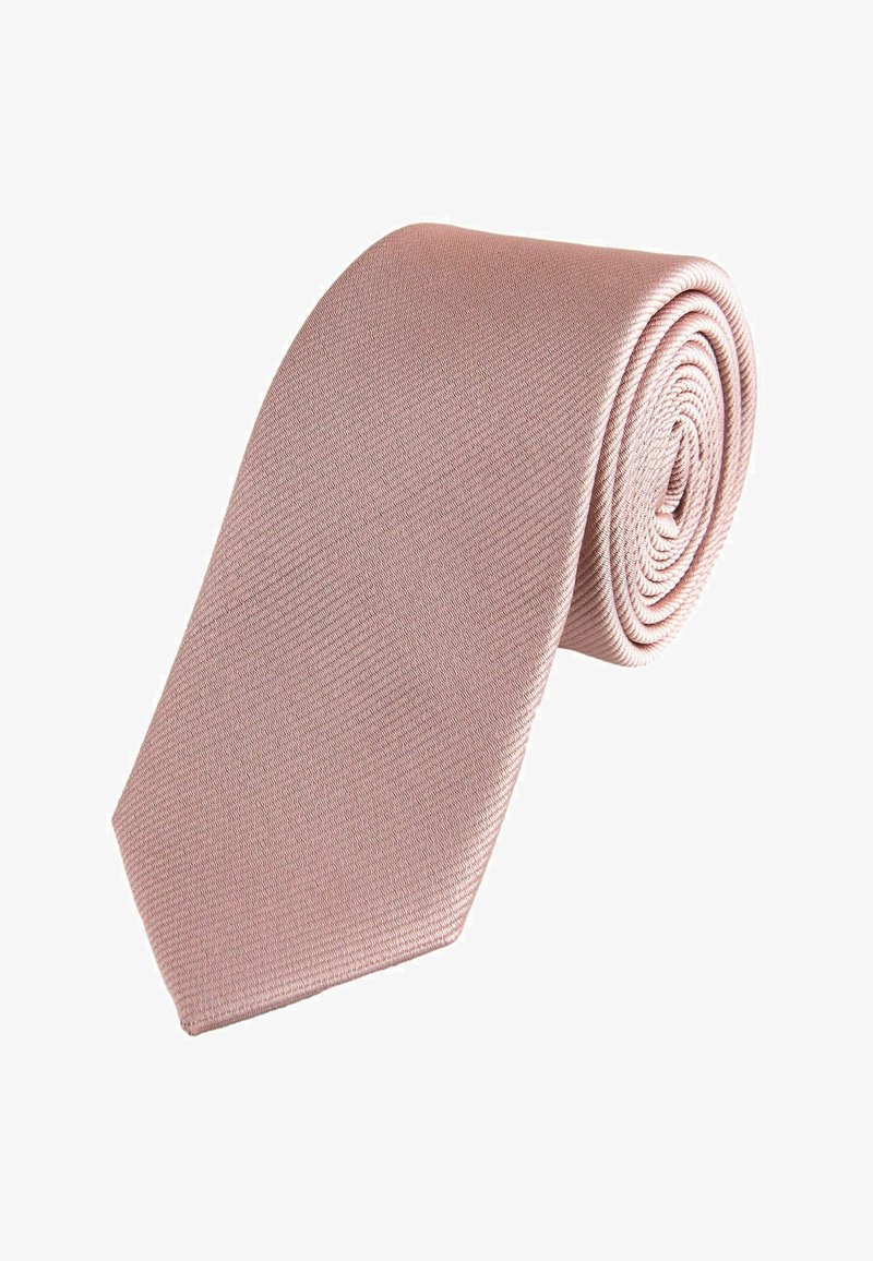 Cravate rose clair texturée soigneusement roulée sur un fond blanc.