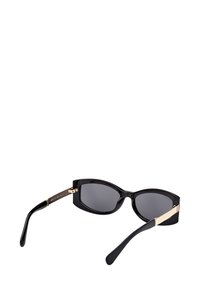 Sorte cat-eye solbriller med grå linser, blank plastikramme, guld metal detaljer på stængerne og afsmalnende arme.