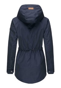 Giacca a vento blu navy con cappuccio, vita arricciata, maniche lunghe e finitura testurizzata. Presenta una patch con logo in pelle sulla parte superiore della schiena.