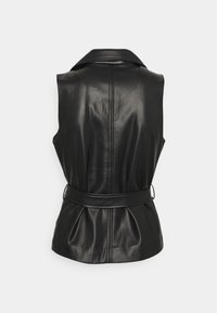 Czarna skórzana kamizelka z wysokim kołnierzem, paskiem w talii i plisowanym detalem z tyłu. Gładka faktura i dopasowany krój, bez rękawów.