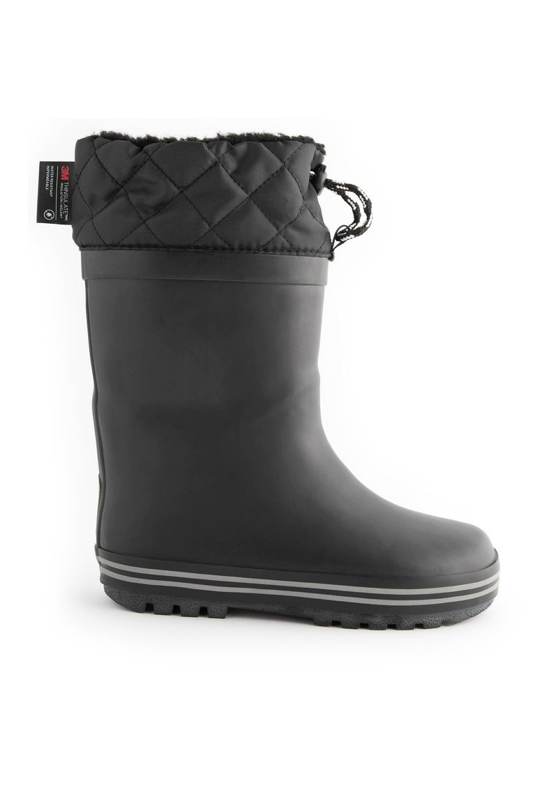 Botte en caoutchouc noire imperméable avec un col en tissu matelassé, un cordon de serrage réglable et une semelle texturée dotée de rayures grises.