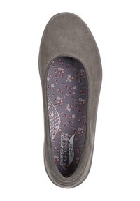 Zapato gris tipo slip-on con un exterior liso, punta redonda y plantilla con patrón floral. Presenta la marca Skechers y "Air-Cooled Arch Fit."
