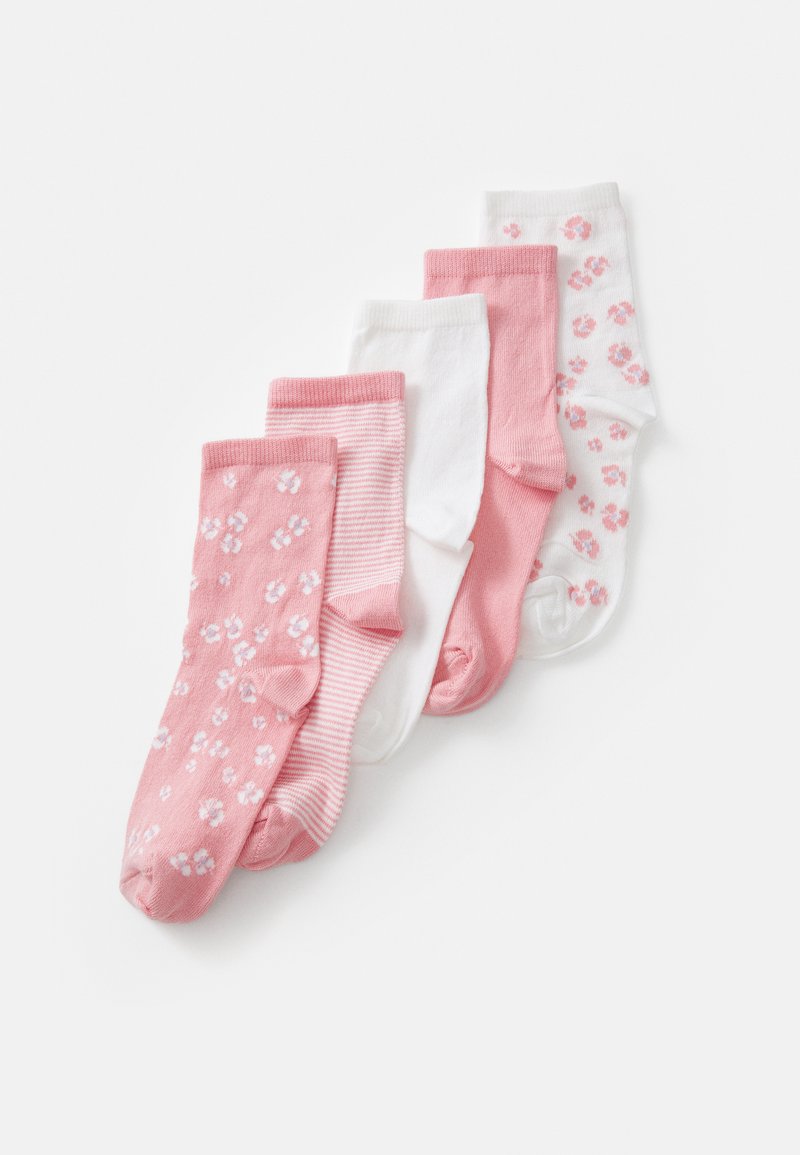 Fem par med brettede barnesokker i rosa og hvitt med blomster- og stripemønster på hvit bakgrunn.