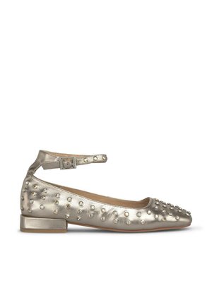 Ballerines métalliques dorées avec un bout arrondi, une bride de cheville et des clous décoratifs. Talon plat avec une tige en cuir lisse et des détails texturés.