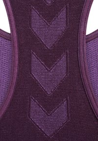 Fioletowa koszulka sportowa z teksturowanej tkaniny w wzór zygzakowaty. Projekt zawiera styl z plecami w stylu rajdowym oraz kontrastujące odcienie fioletu.