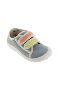 Scarpa in tela blu con suola in gomma bianca, dotata di due cinturini in velcro regolabili arancioni e gialli. Punta arrotondata e parte superiore testurizzata.