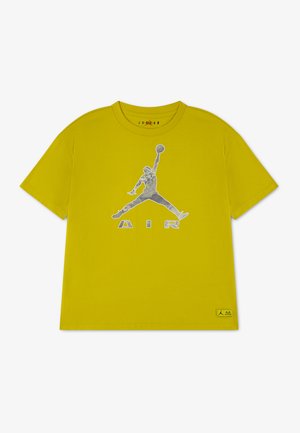 Κίτρινο t-shirt με ασημί λογότυπο Jumpman του μπάσκετ και το κείμενο "AIR" στο στήθος, μικρή ετικέτα Jordan στο χαμηλότερο μπροστινό στρίφωμα, κοντά μανίκια, στρογγυλή λαιμόκοψη.