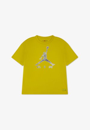 Gul T-shirt med sølvfarvet Jumpman-basketballlogo og "AIR" tekst på brystet, lille Jordan-mærkat nederst foran, korte ærmer, rund hals.