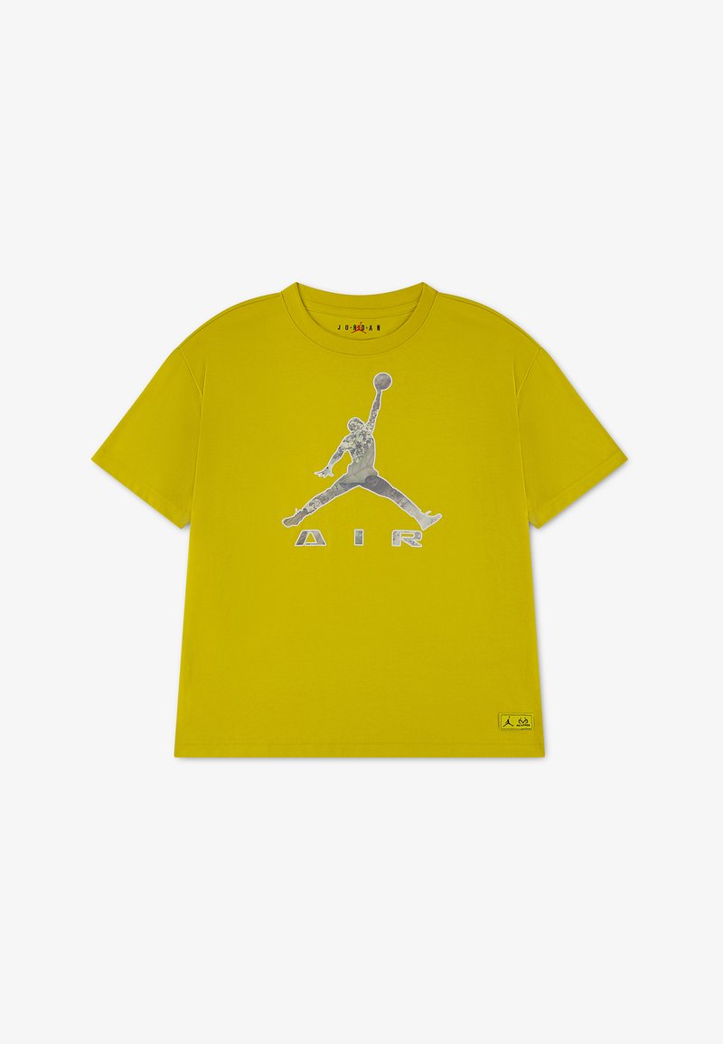 Κίτρινο t-shirt με ασημί λογότυπο Jumpman του μπάσκετ και το κείμενο "AIR" στο στήθος, μικρή ετικέτα Jordan στο χαμηλότερο μπροστινό στρίφωμα, κοντά μανίκια, στρογγυλή λαιμόκοψη.