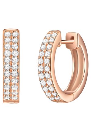 Orecchini a cerchio in tono oro con zirconia cubica trasparente in una montatura a canale, con una finitura liscia e chiusura a cerniera.