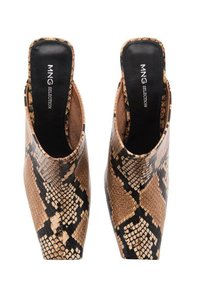 Les mules de la sélection MNG présentent un motif de serpent brillant en beige et noir, avec un dos ouvert et un design à bout carré.