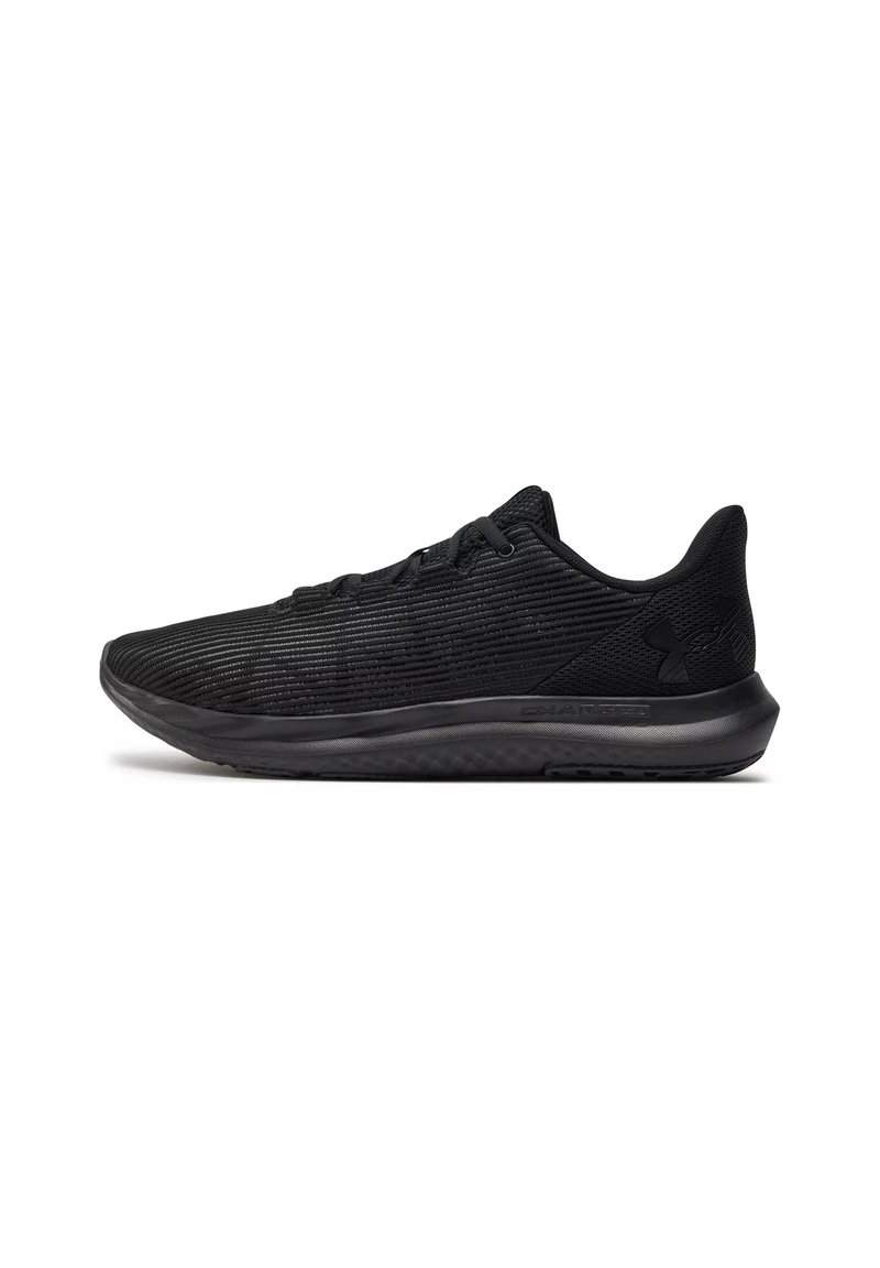 Schwarze Sportschuhe mit einem strukturierten Mesh-Obermaterial, flachen Schnürsenkeln, gepolsteter Sohle und einer stromlinienförmigen Silhouette mit minimalem Branding.