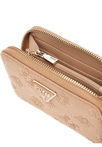 Beige strukturiertes Portemonnaie mit geprägten Blumenmustern, goldener Hardware und einem Reißverschluss, ausgestattet mit einem Kartensteckfach und einem kleinen Reißverschlussfach.