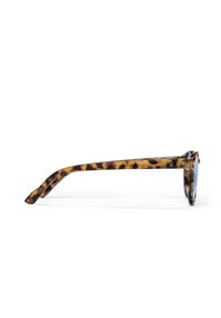 Γυαλιά ηλίου με καφέ σχέδιο χελώνας και μπλε φακό, με κομψό, κυρτό σχέδιο και λεπτά μπράτσα με λεία επιφάνεια. Ορατά ασημένια μεταλλικά στοιχεία.