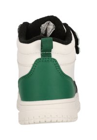 High-top sneakers med hvidt syntetisk materiale, grønne detaljer og en sort indvendig foring; inkluderer en grøn sløjfe bagpå.