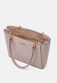 Sac fourre-tout rose avec motif en relief de logo, accessoires dorés, poignées doubles et intérieur doublé avec des compartiments zippés.