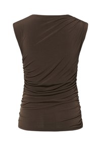 Haut marron sans manches avec côtés froncés et détail de tissu fripé sur une épaule, silhouette ajustée.