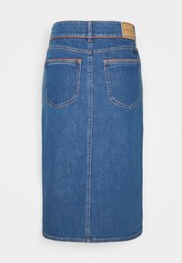 Falda de mezclilla en azul medio con una silueta recta, cinco bolsillos y una etiqueta trasera. Diseño de cintura alta con detalles de costura visibles.