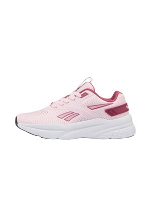Baskets de sport rose clair avec empeigne en mesh, semelle épaisse blanche, accents rose foncé et fermeture à lacets, vues de profil sur fond blanc.