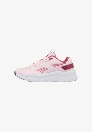 Baskets de sport rose clair avec empeigne en mesh, semelle épaisse blanche, accents rose foncé et fermeture à lacets, vues de profil sur fond blanc.