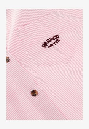 Tissu à rayures roses et blanches avec une poche poitrine brodée de "HARPER AND YVE" et deux boutons marron en dessous de la poche.