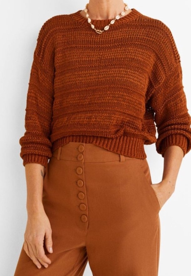 Sweter z dzianiny w kolorze rdzy z teksturowanymi paskami, okrągłym dekoltem i opuszczonymi ramionami, zestawiony z wysokim stanem i spodniami z guzikiem z przodu w dopasowanym odcieniu.
