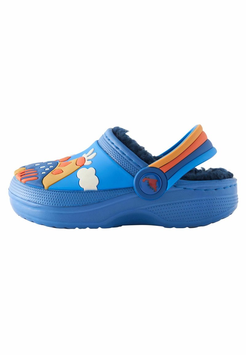 Kék klumpa strukturált felsőrésszel, színes 3D felhő és nap mintázatokkal, puha béléssel és multicolor pánttal.