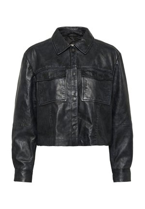 Zwarte leren cropped jack met een puntige kraag, twee voorzakken, drukknoopsluitingen en een gladde, glanzende textuur.