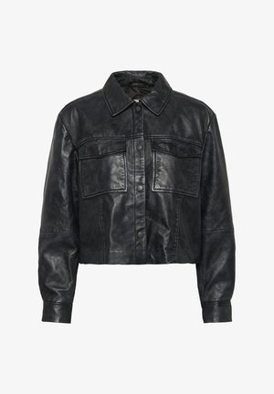 Mustavärinen lyhyt nahkatakki, jossa on terävä kaulus, kaksi etutaskua, nepparilipat ja sileä, kiiltävä pinta.