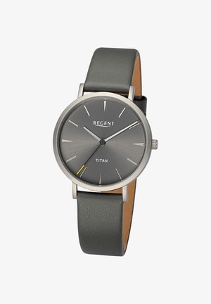 Regent Titan Armbanduhr mit grauem Zifferblatt, silbernen Stundenmarkierungen, schwarzem und gelbem Sekundenzeiger sowie dunkelgrauem Lederarmband.