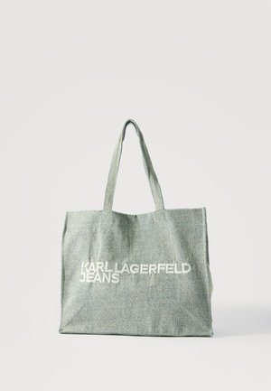 Lichtblauwe denim draagtas met twee handvatten en wit "Karl Lagerfeld Jeans"-logo gedrukt in het midden aan de voorkant.