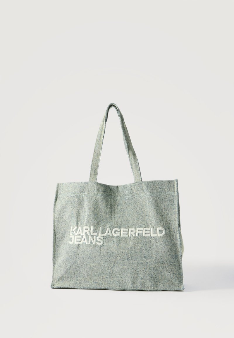 Τσάντα ώμου από γαλάζιο ντένιμ με δύο λαβές και λευκό λογότυπο "Karl Lagerfeld Jeans" τυπωμένο στο κέντρο μπροστά.