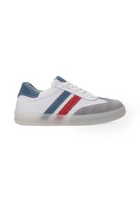 Weißer Sneaker mit blauen Lederakzenten, roten und blauen Streifen, grauem Wildlederzeh, perforierten Seitenpaneelen und transparente Gummisohle.