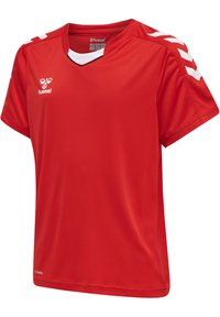 Jersey de deporte rojo hecho de un tejido ligero. Presenta un diseño de cuello en V, mangas cortas, acentos en blanco y el logo de Hummel en la parte delantera.