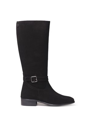 Botte en suede noire jusqu'au genou avec un petit talon et un détail de bride à boucle argentée autour de la cheville, vue de côté sur fond blanc.