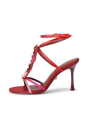 Sandalo rosso con tacco alto, cinturini sottili, fibbia alla caviglia e pietre decorative multicolori lungo il cinturino frontale.
